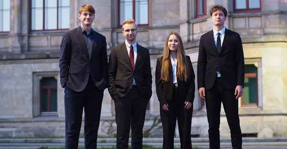 Vier Studierende der Uni Potsdam beim Soldan Moot Court 2024.