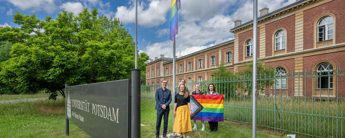 Die Zentrale Gleichstellungsbeauftragte Christina Wolff und der Kanzler Hendrik Woithe hissten die Regenbogenflagge auf dem Campus Am Neuen Palais. - 