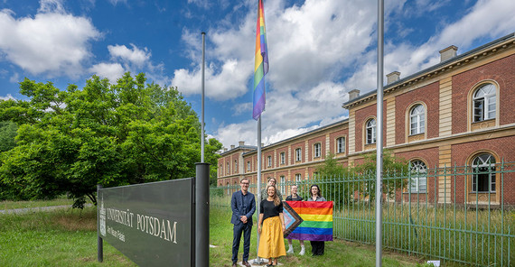 Die Zentrale Gleichstellungsbeauftragte Christina Wolff und der Kanzler Hendrik Woithe hissten die Regenbogenflagge auf dem Campus Am Neuen Palais.