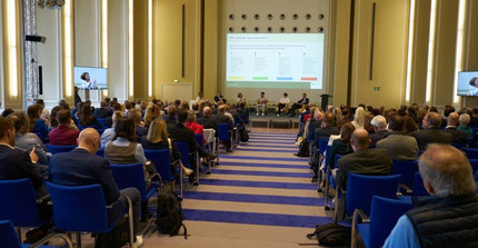 Panel, Quelle: BMF Paneldiskussion mit Publikum. Blick aus dem Publikum auf die Bühne.