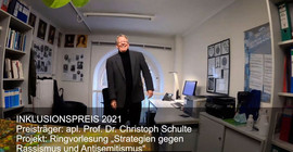 Das Bild zeigt Prof. Dr. Christoph Schulte in seinem Büro.