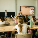 Zwei Dozenten vor einer Gruppe Kinder