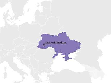 Es ist ein Ausschnitt einer Europakarte zu sehen, auf der die Ukraine farblich hervorgehoben ist. Die Stadt Ivano-Frankivsk ist markiert. Das Bild stammt von EDUC.