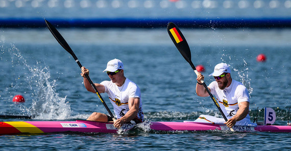 The picture shows Jacob Schopf (left) and Max Lemke (right) on their way to victory in the two-man kayak during the competition.