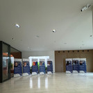 Roll-Ups aufgereiht im Foyer der Bibliothek Golm. Auf den Roll-Ups sind einzelne Personen abgebildet die ihre Geschichte erzählen. Auf den Roll-Ups sind QR-Codes zu den Podcasts mit diesen Personen.