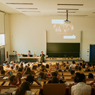 Vorlesung Fleischfressende Pflanzen Hörsaal mit vielen Zuhörer*innen und Dozent am Rednerpult