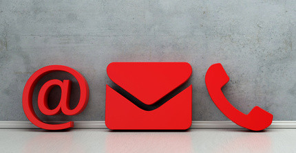 Symbole für E-Mail, Post und Telefonhörer vor einfarbigem Hintergrund