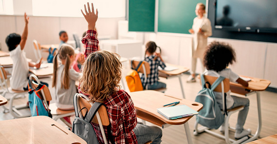 Kinder in einem Klassenzimmer