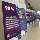 Die Roll-Ups vom Nahen, das erste in den Fokus gerückt und die restliche Reihe leicht verschwommen nach hinten weg sichtbar.