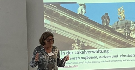 Prof. Proeller bei DDA Prof. Proeller hält ihre Präsentation.