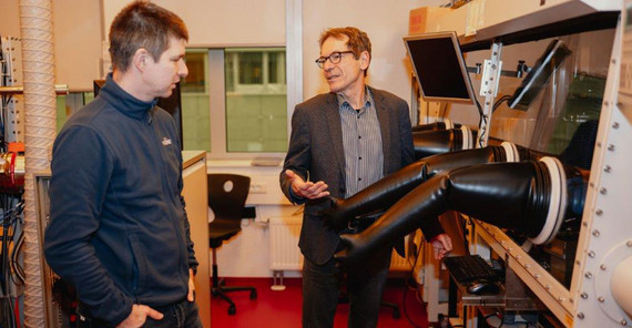 Prof. Neher erklärt Matthias Zimmermann die Geräte in seinem Labor.