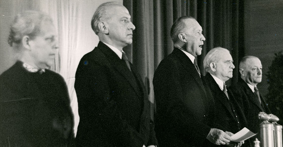 23. Mai 1949: Konrad Adenauer (3. v. l.) verkündet das Grundgesetz. Mit dabei auch Helene Weber (l.), eine der vier Frauen im Parlamentarischen Rat.
