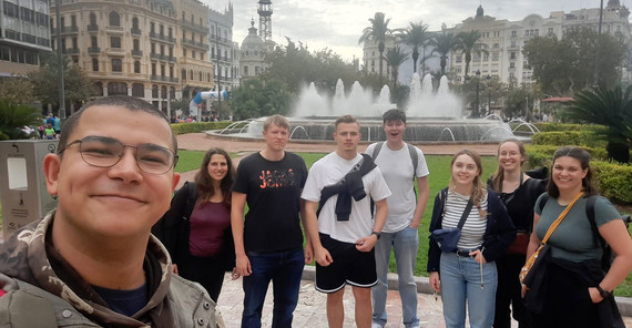 Studierende vor dem Brunnen des Ratsplatzes