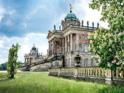 Neues Palais mit blühenden Kastanienbäumen