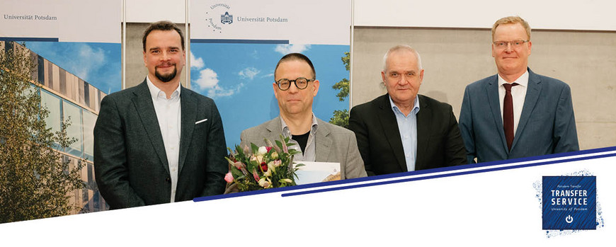 Transferpreisträger Prof. Dr. Andreas Taubert (M.) mit Sascha Thormann von Potsdam Transfer (l.) sowie Dr. Andreas Bohlen und Wolfgang Hadlich von der UP Transfer GmbH (r.).