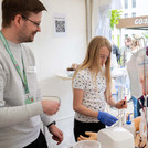 Ein Kind und Erwachsene stehen an einem Tisch mit medizinischem Equipment.