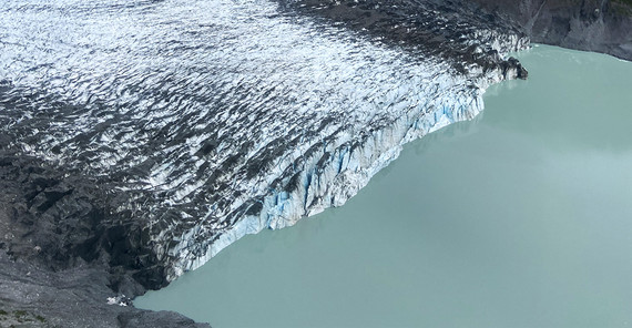 Der Fairweather-Gletscher, dessen Zurückschmelzen das Wachstum des Desolation Lake ermöglichte.