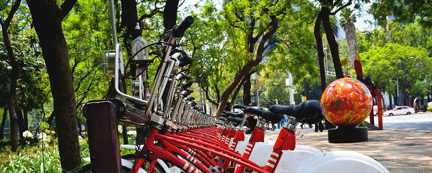 Aufnahme von Mietfahrrädern in der Nähe eines Parks in Mexiko Stadt