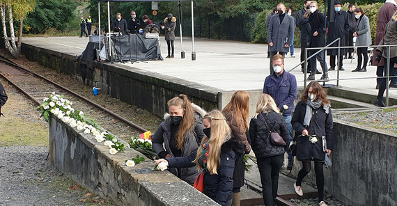 Celine Thorns (l.) und andere Studierende legen Blumen am Gleis17 nieder.