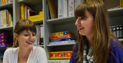 Zwei Studentinnen in der Therapiebibliothek