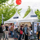 Große Pagodenzelte und viele Personen