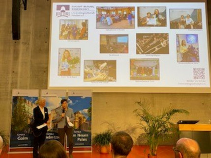 2 Frauen vor Leinwand