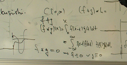 Mathematische Formeln in schwarzer Schrift auf weißer Whiteboard Tafel
