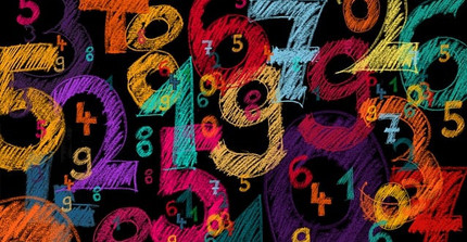 Schwarzer Hintergrund. Viele Zahlen in verschiedenen Farben in Kreideoptik wild aufgeschrieben.