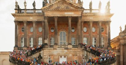 AbsolventInnenbild der Universität Potsdam 2024 vor dem neuen Palais