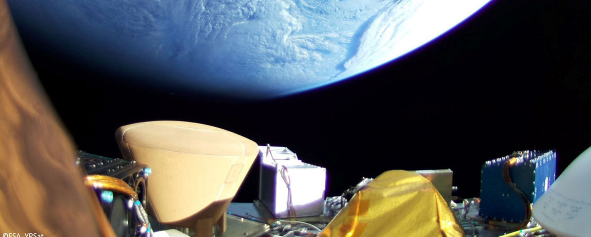 Blick aus der Ariane 6 auf die Erde und den Container, in dem der OOV-Cube verstaut war, nach Aussetzen des Cubes. - 