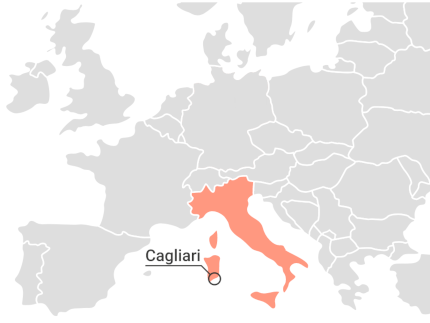 Es ist ein Ausschnitt einer Europakarte zu sehen, auf der Italien farblich hervorgehoben ist. Die Stadt Cagliari ist markiert. Das Bild stammt von EDUC.