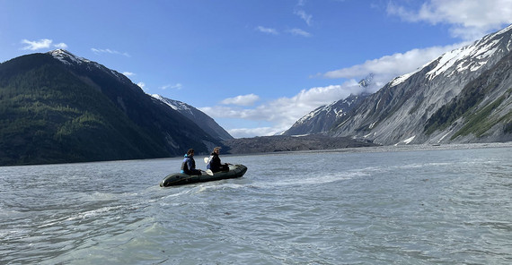 Erkundung der Bucht mit dem Schlauchboot.