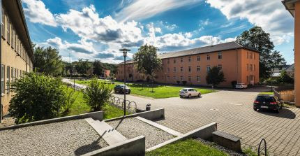 Freier Platz zwischen zwei Häusern der Universität Potsdam auf dem Campus Golm