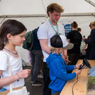 Ein Kind trocknet Pflanzen mit einem Fön