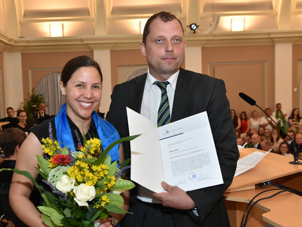 Mann und Frau bei Preisverleihung