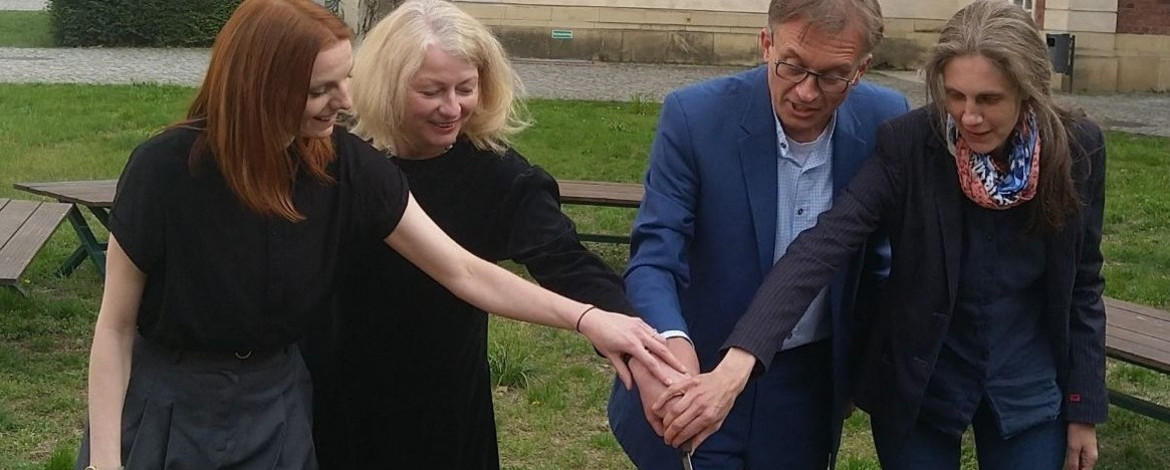 Die Professor:innen des Instituts LER schneiden den Jubiläumskuchen zum 30jährigen Bestehen des Faches an -