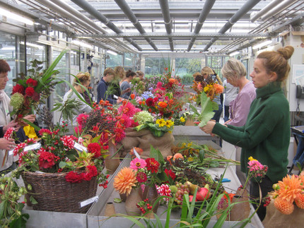 Gäste beim Blumenstrauß binden