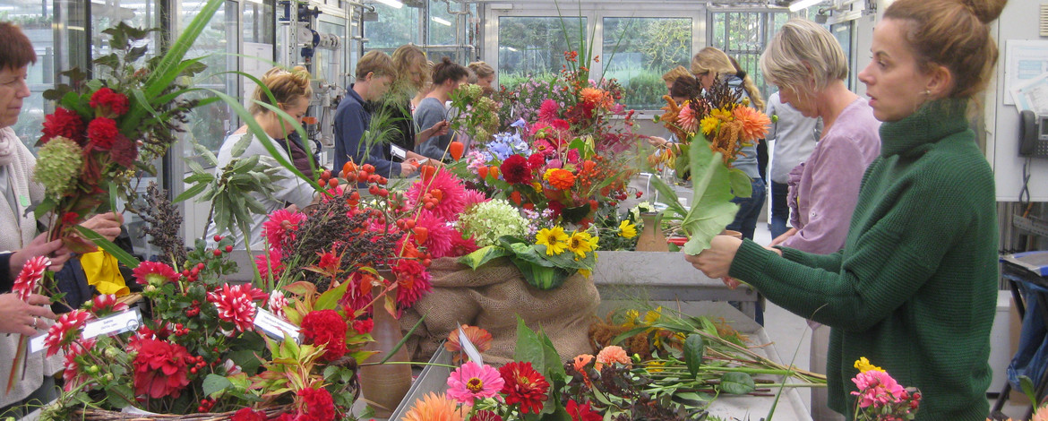 Gäste beim Blumenstrauß binden