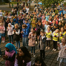 Viele Kinder schauen zu einer Bühne