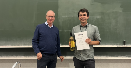 Award for Georg, handed over by the chair of the DGGM Prof. Oliver Sass (image: Johannes Schmidt)