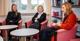 Die Forscherinnen Dr. Paulina Tomaszewska (links), Prof. Dr. Barbara Krahé (mitte) und Dr. Isabell Schuster (rechts). Das Foto ist von Tobias Hopfgarten.