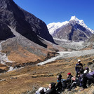 Dr. Schwanghart doziert im Feld. Im Hintergrund Satopanth-Gletscher und Mount Balakun (6471 Meter). Dr. Schwanghart doziert im Feld. Im Hintergrund Satopanth-Gletscher und Mount Balakun (6471 Meter).