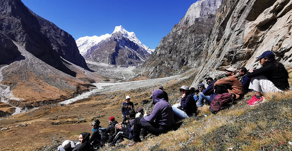 Dr. Schwanghart doziert im Feld. Im Hintergrund Satopanth-Gletscher und Mount Balakun (6471 Meter). Dr. Schwanghart doziert im Feld. Im Hintergrund Satopanth-Gletscher und Mount Balakun (6471 Meter).