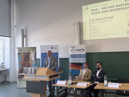 Buchvorstellung „Iran – Wie der Westen seine Werte und Interessen verrät“, v. l. n. r. Dr. Klaus-Jochen Arnold von der KAS, Prof. Sönke Neitzel, Buchautor Dr. Ali Fathollah-Nejad