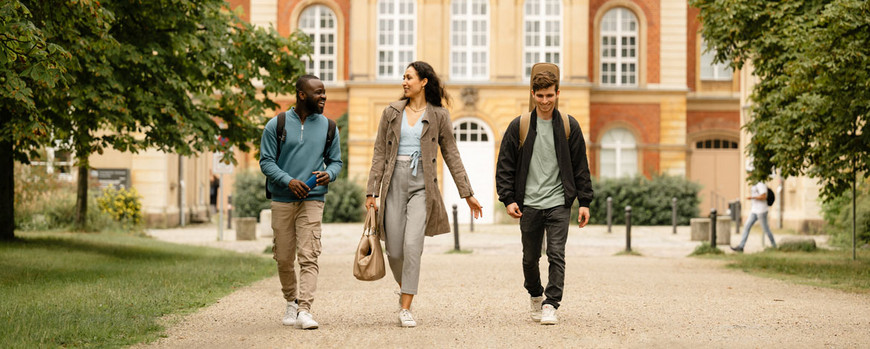 Studierende vor Haus 8, Campus Am Neuen Palais