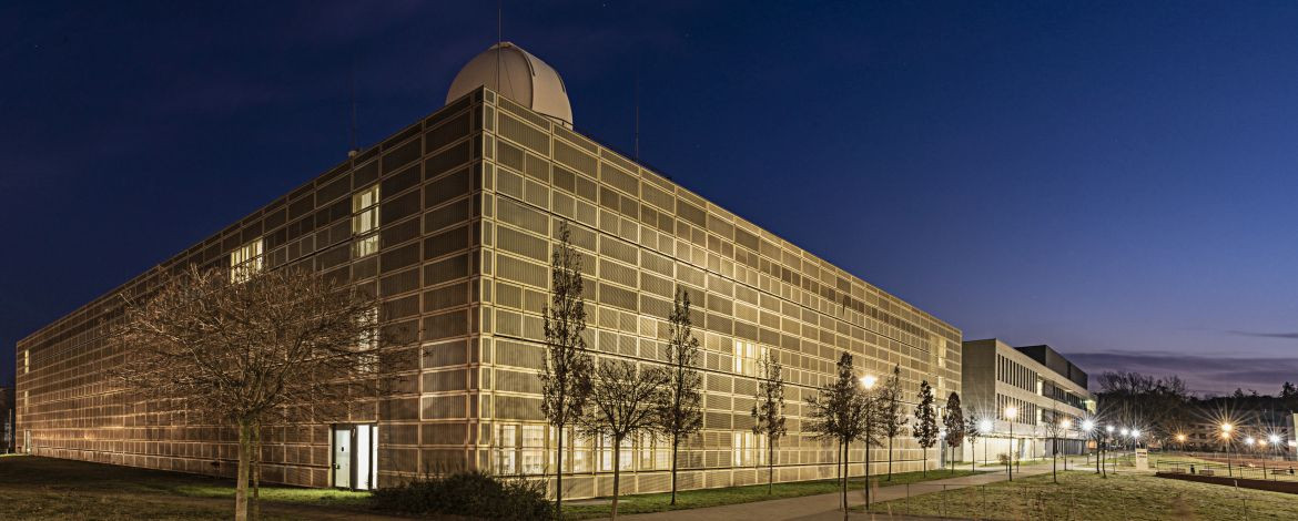 Dreistöckigese goldenes Haus bei Nacht