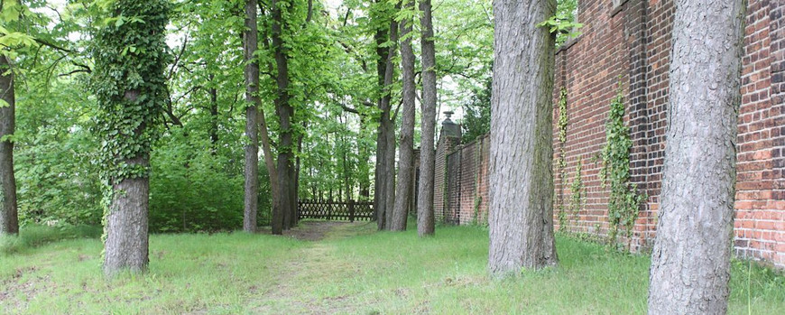 Eingang zum Jüdischen Friedhof in Biesenthal direkt neben dem kommunalen Begräbnisort