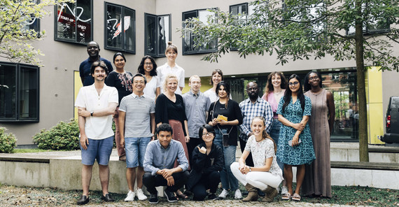 Gruppe von Personen vor Universitätsgebäude