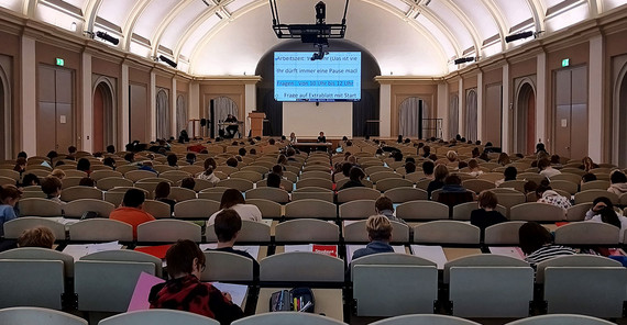 Schülerinnen und Schüler bei der Mathematikolympiade 2024/25 im Audimax der Universität Potsdam.