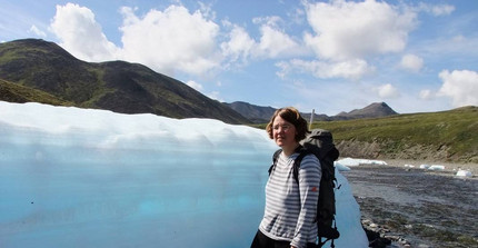 Ulrike Herzschuh vor einem Gletscher